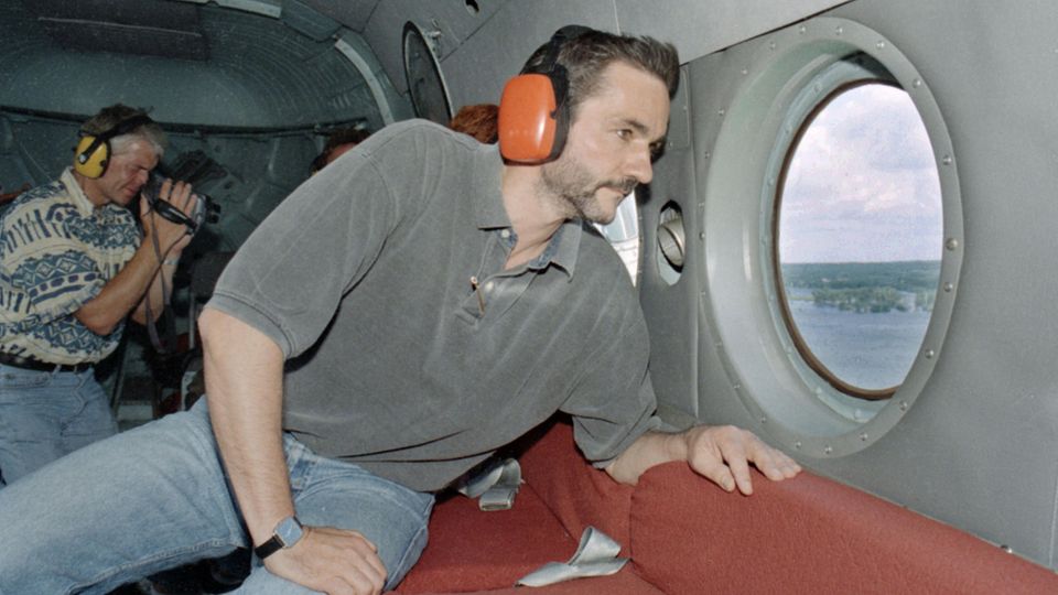 Aus einem Polizeihubschrauber schaut Brandenburgs damaliger Umweltminister Matthias Platzeck auf den Oderdeich