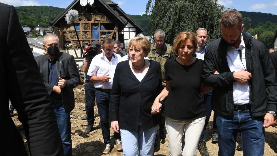 Bundeskanzlerin Angela Merkel (l., CDU) und Malu Dreyer (SPD), Ministerpräsidentin von Rheinland-Pfalz