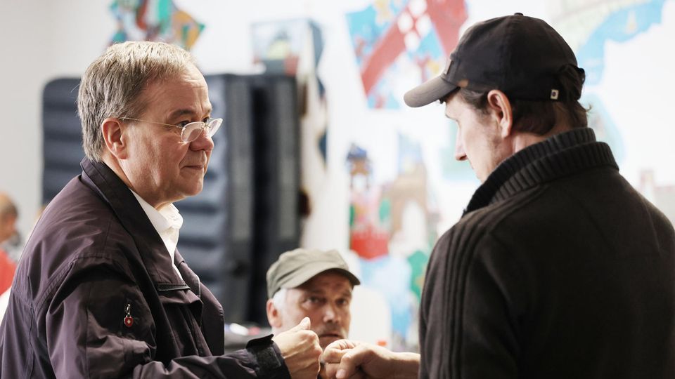 Armin Laschet (l.) spricht mit einem Erftstädter in einer Notunterkunft Armin Laschet (l.) spricht mit einem Erftstädter in einer Notunterkunft