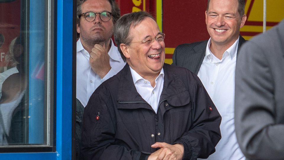 Armin Laschet (M.) lacht während Bundespräsident Steinmeier (nicht im Bild) ein Pressestatement gibt
