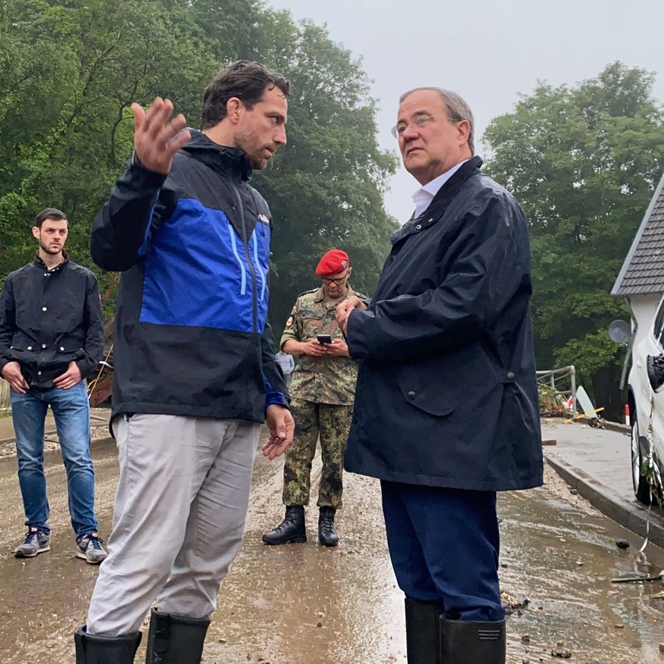 Ministerpräsident Armin Laschet (l., CDU) im Gespräch mit Bürgermeister Patrick Haas (SPD) in Stolberg bei Aachen