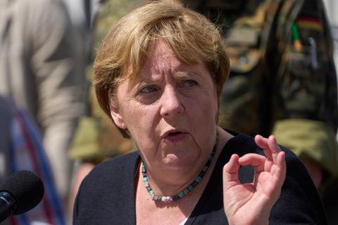 Bundeskanzlerin Angela Merkel mahnt eine Journalistin bei einer Pressekonferenz.