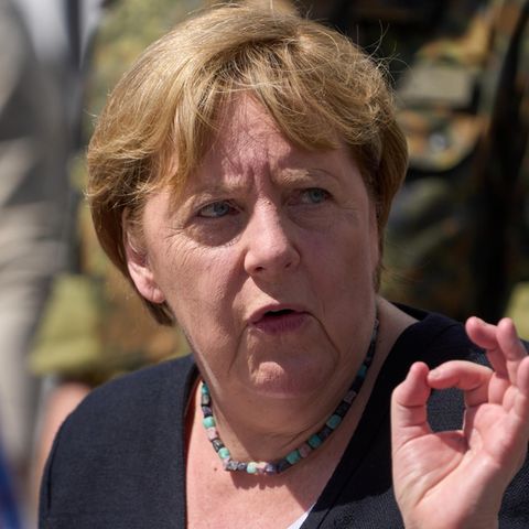 Bundeskanzlerin Angela Merkel mahnt eine Journalistin bei einer Pressekonferenz.