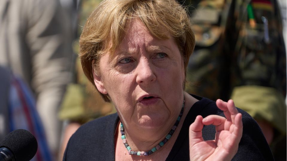 Bundeskanzlerin Angela Merkel mahnt eine Journalistin bei einer Pressekonferenz.