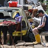 Arloff, Nordrhein-Westfahlen: Ein Mann ruht sich neben den Trümmern aus, die er nach der Hochwasserkatastrophe beseitigt. 