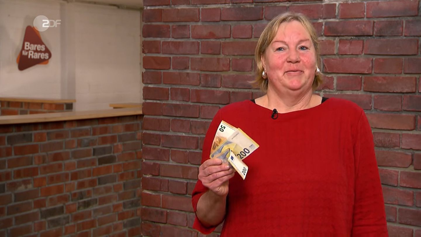 Ute Wiesen hält im Studio von Bares für Rares ein Bündel Geldscheine in der Hand