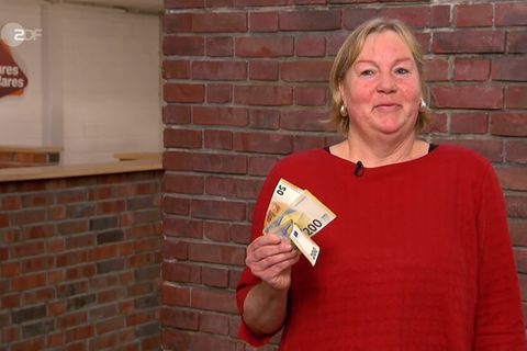 Ute Wiesen hält im Studio von Bares für Rares ein Bündel Geldscheine in der Hand