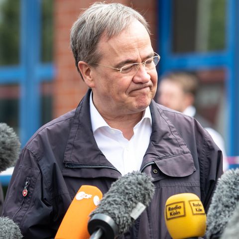Armin Laschet gibt Journalisten Interviews