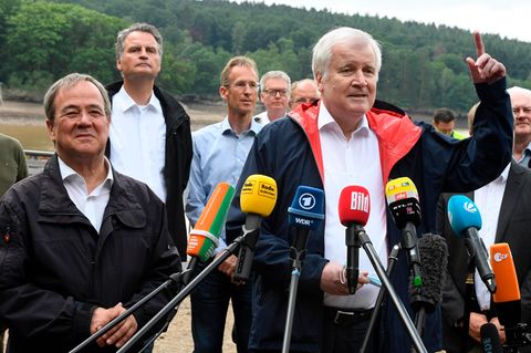 Bundesinnenminister Horst Seehofer (CSU, r) und der Ministerpräsident von Nordrhein-Westfalen, Armin Laschet (CDU, l)