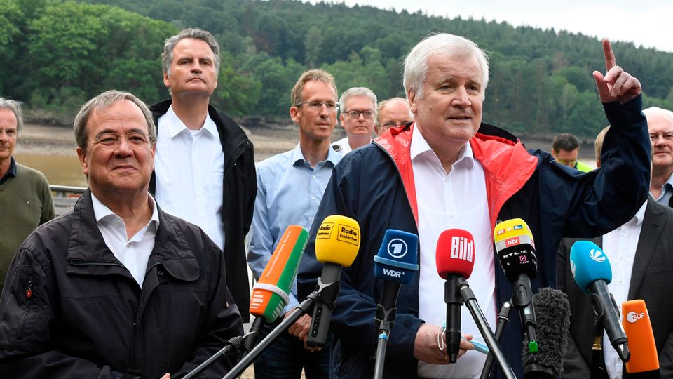 Bundesinnenminister Horst Seehofer (CSU, r) und der Ministerpräsident von Nordrhein-Westfalen, Armin Laschet (CDU, l)