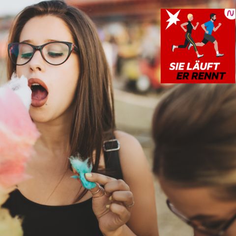 Eine junge Frau ißt Zuckerwatte