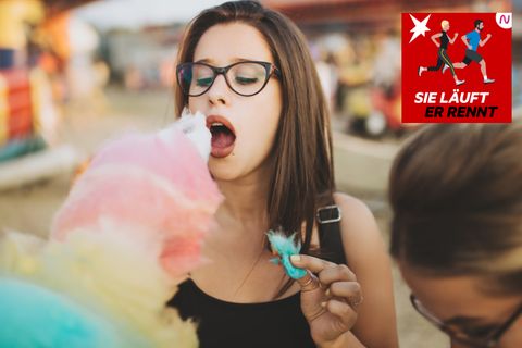 Eine junge Frau ißt Zuckerwatte
