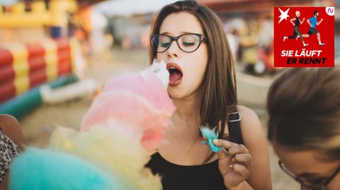 Eine junge Frau ißt Zuckerwatte