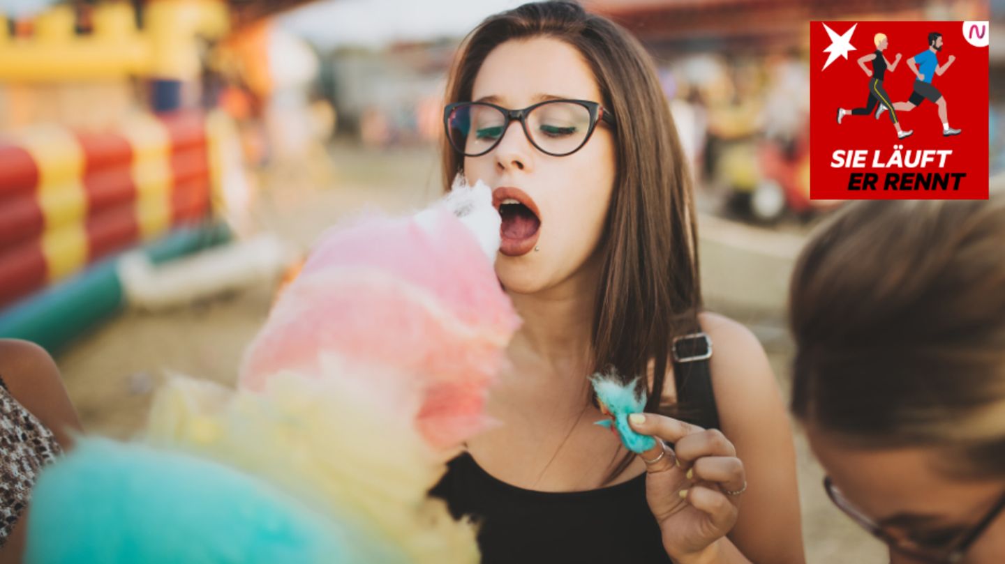 Eine junge Frau ißt Zuckerwatte