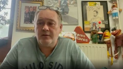 "Bares für Rares"-Händler Walter Lehnertz sitz in seinem Ladengeschäft und schaut in die Kamera