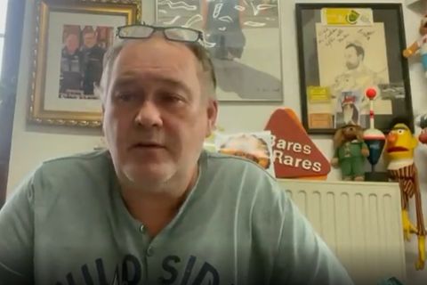 "Bares für Rares"-Händler Walter Lehnertz sitz in seinem Ladengeschäft und schaut in die Kamera