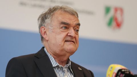 NRW-Innenminister Herbert Reul (CDU) sieht angesichts der Überschwemmungen keine großen Fehler bei Städten und Kreisen
