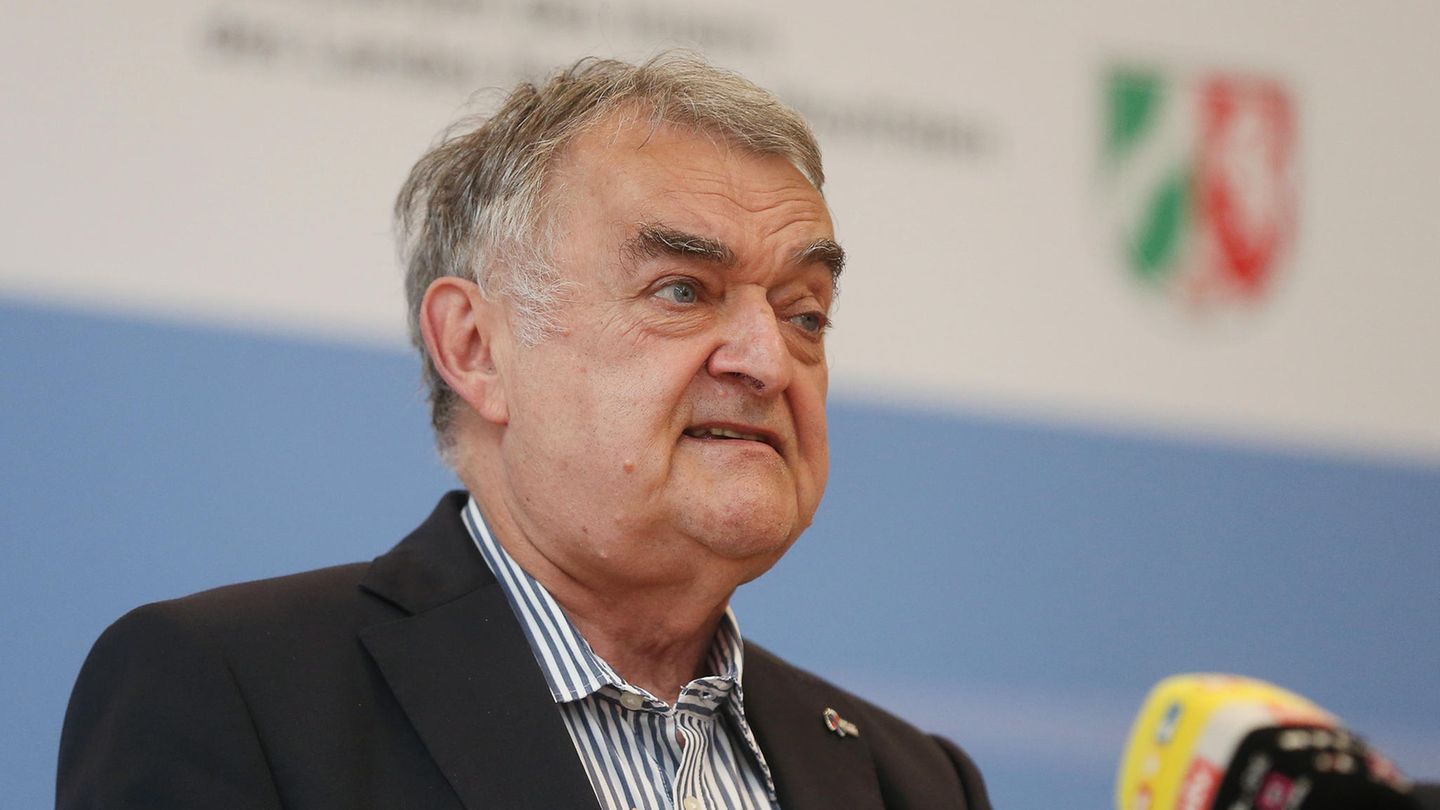 NRW-Innenminister Herbert Reul (CDU) sieht angesichts der Überschwemmungen keine großen Fehler bei Städten und Kreisen