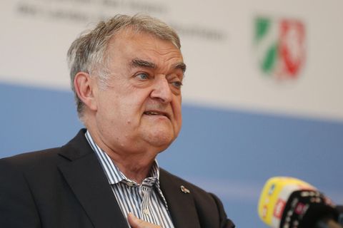 NRW-Innenminister Herbert Reul (CDU) sieht angesichts der Überschwemmungen keine großen Fehler bei Städten und Kreisen