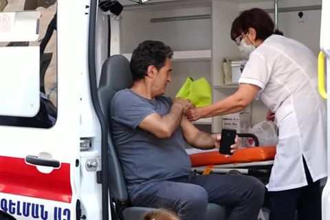 Video: Mitten in Jerewan: Warteschlange am mobilen Impfzentrum