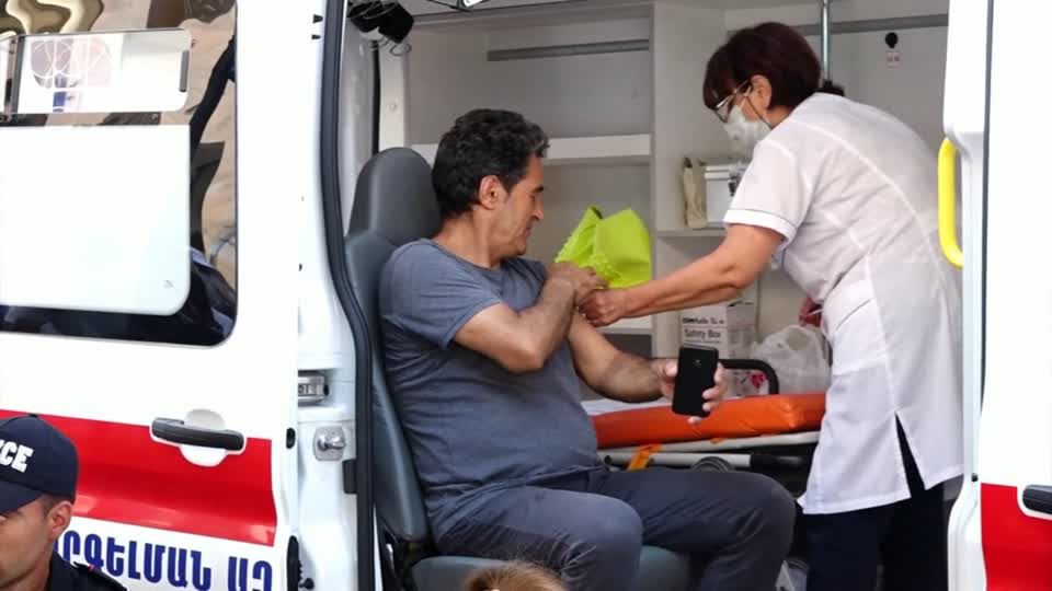 Video: Mitten in Jerewan: Warteschlange am mobilen Impfzentrum