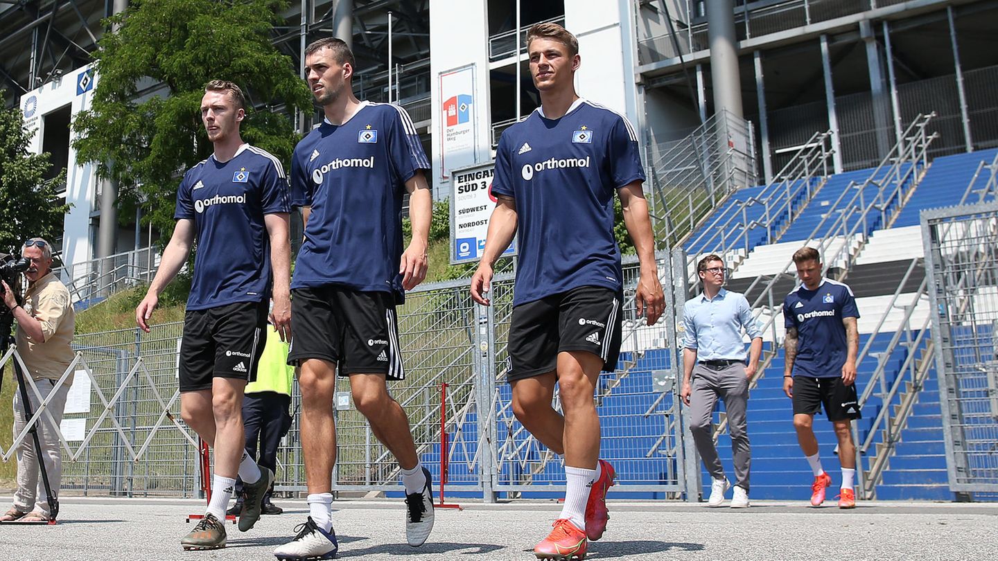 Die HSV Spieler Sebastian Schonlau , Jonas Meffert , Miro Muheim in den neuen Trikots des HSV.
