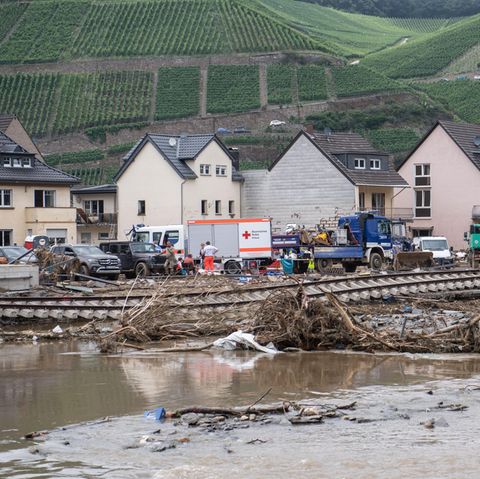 Rheinland-Pfalz, Dernau: Ein Blick auf die zerstörte Bahnstrecke.
