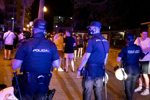 Spanien, Palma: Die Polizei fordert Menschen, die am Strand von Arenal trinken, zum Gehen auf
