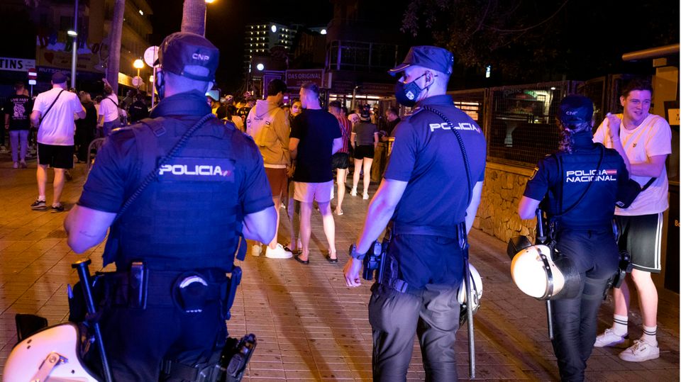 Spanien, Palma: Die Polizei fordert Menschen, die am Strand von Arenal trinken, zum Gehen auf