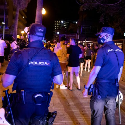 Spanien, Palma: Die Polizei fordert Menschen, die am Strand von Arenal trinken, zum Gehen auf