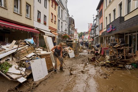 Rheinland-Pfalz, Ahrweiler: Anwohner und Ladeninhaber versuchen, ihre Häuser vom Schlamm zu befreien