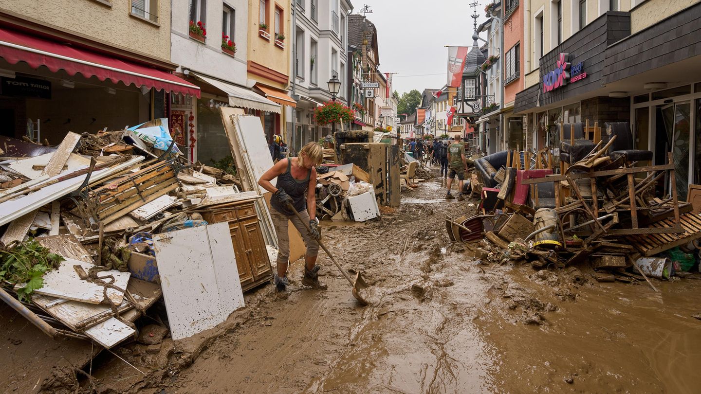 Rheinland-Pfalz, Ahrweiler: Anwohner und Ladeninhaber versuchen, ihre Häuser vom Schlamm zu befreien