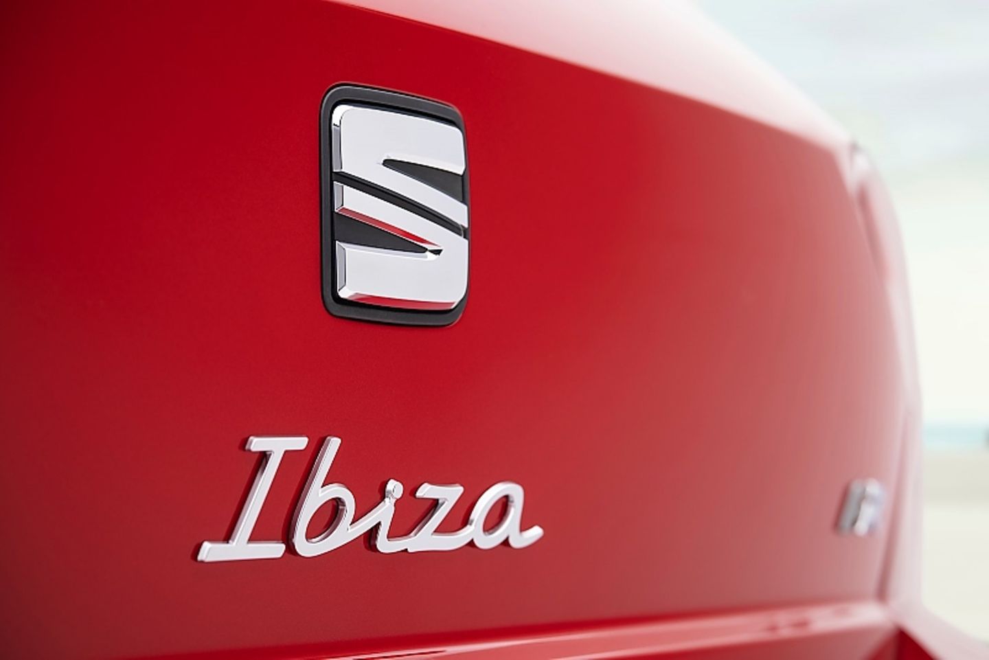 Auch der Seat Ibiza trägt nun seinen Namen in Handschrift-Design