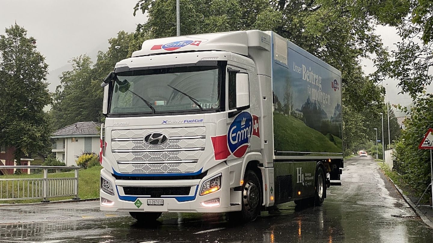 Hyundai fuel cell trucks in everyday use in Switzerland: Emmi on a clean man’s tour