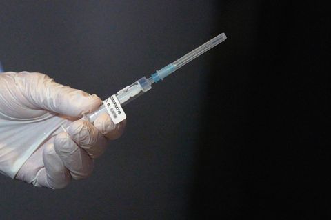 Spritze mit Impfstoff gegen das Coronavirus