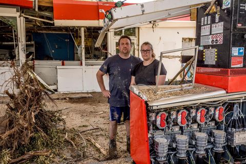 Familie Dewald Auch in Dernau wütete das Wasser. Die Dewalds betreiben seit drei Generationen eine Tankstelle in dem kleinen Ort. Die reißende Ahr hat alles zerstört. Die Katastrophennacht verbrachten Stefan und Carina Dewald auf dem Dach ihres Privathauses