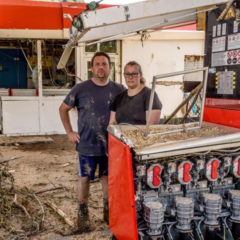 Familie Dewald Auch in Dernau wütete das Wasser. Die Dewalds betreiben seit drei Generationen eine Tankstelle in dem kleinen Ort. Die reißende Ahr hat alles zerstört. Die Katastrophennacht verbrachten Stefan und Carina Dewald auf dem Dach ihres Privathauses