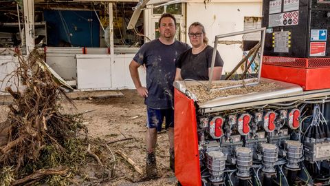 Familie Dewald Auch in Dernau wütete das Wasser. Die Dewalds betreiben seit drei Generationen eine Tankstelle in dem kleinen Ort. Die reißende Ahr hat alles zerstört. Die Katastrophennacht verbrachten Stefan und Carina Dewald auf dem Dach ihres Privathauses