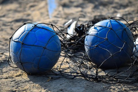 Beachhandball liegt im Netz