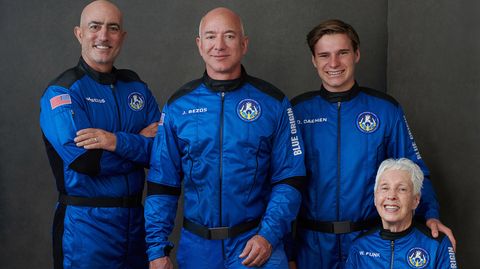 Mark Bezos, Milliardär Jeff Bezos, Oliver Daemen aus den Niederlanden und Wally Funk, Luftfahrtpionier aus Texas.