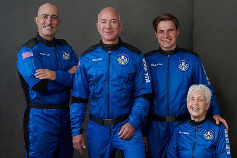 Mark Bezos, Milliardär Jeff Bezos, Oliver Daemen aus den Niederlanden und Wally Funk, Luftfahrtpionier aus Texas.