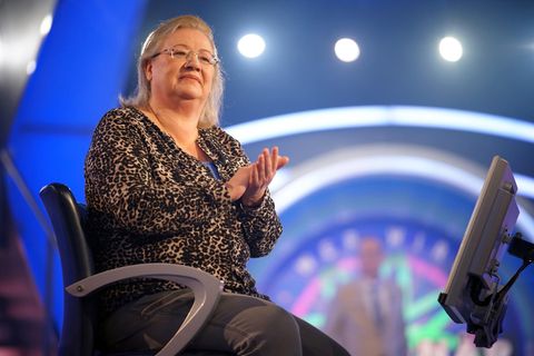 Cornelia Schubert sitzt im Studio von "Wer wird Millionär?" in Köln und klatscht in die Hände