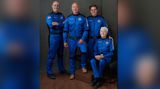 Mit dieser Crew (von links) startet Jeff Bezos (2.v.l) am 20. Juli in Richtung Weltall: Sein Bruder Mark Bezos, der 18-jährige Oliver Daemen aus den Niederlanden und Wally Funk, 82-jährige Luftfahrtpionierin aus Texas.