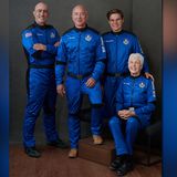 Mit dieser Crew (von links) startet Jeff Bezos (2.v.l) am 20. Juli in Richtung Weltall: Sein Bruder Mark Bezos, der 18-jährige Oliver Daemen aus den Niederlanden und Wally Funk, 82-jährige Luftfahrtpionierin aus Texas.