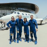 Unter Experten ist es damit strittig, ob Branson (2.v.l.) tatsächlich im Weltraum war: Der Internationale Luftfahrtverband (FAI) und viele andere Experten sehen zwar 100 Kilometer über der Erde als Grenze zum Weltraum an, es gibt jedoch keine verbindliche internationale Regelung. Bransons Freude über seinen Flug tat das keinen Abbruch.