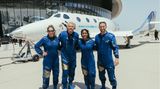 Unter Experten ist es damit strittig, ob Branson (2.v.l.) tatsächlich im Weltraum war: Der Internationale Luftfahrtverband (FAI) und viele andere Experten sehen zwar 100 Kilometer über der Erde als Grenze zum Weltraum an, es gibt jedoch keine verbindliche internationale Regelung. Bransons Freude über seinen Flug tat das keinen Abbruch.