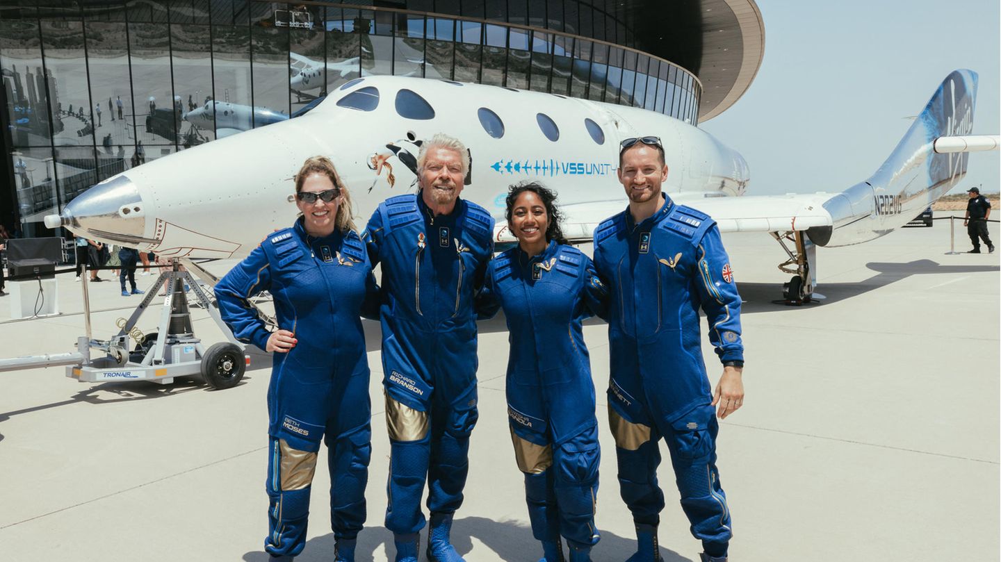 Unter Experten ist es damit strittig, ob Branson (2.v.l.) tatsächlich im Weltraum war: Der Internationale Luftfahrtverband (FAI) und viele andere Experten sehen zwar 100 Kilometer über der Erde als Grenze zum Weltraum an, es gibt jedoch keine verbindliche internationale Regelung. Bransons Freude über seinen Flug tat das keinen Abbruch.