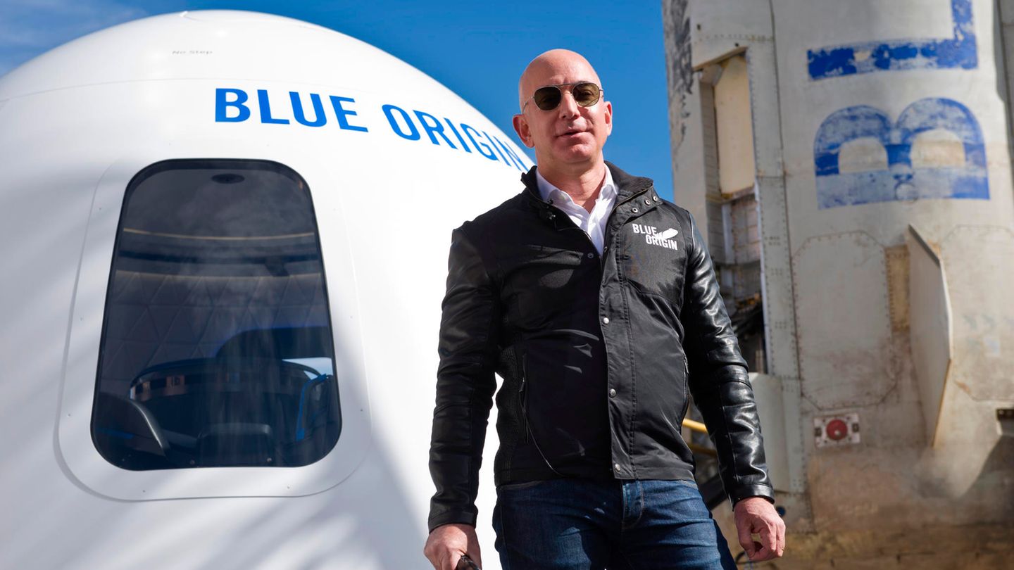 Jeff Bezos vor einer Weltraumkapsel seiner Firma Blue Origin