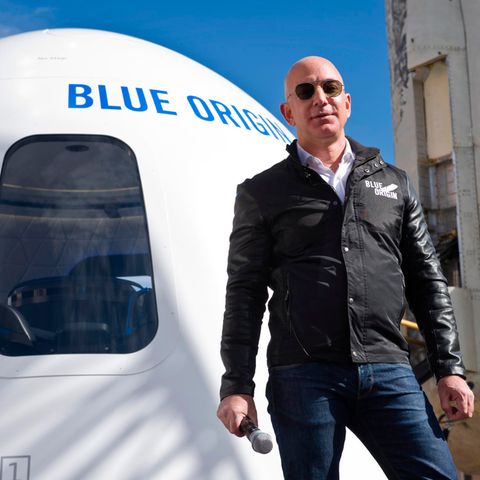 Jeff Bezos vor einer Weltraumkapsel seiner Firma Blue Origin
