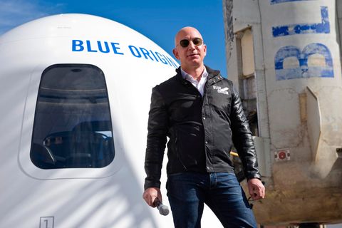 Jeff Bezos vor einer Weltraumkapsel seiner Firma Blue Origin